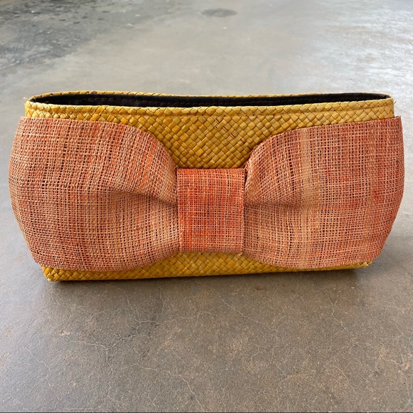 Vintage Handbags - VINTAGE Woven Straw Clutch Purse with Bow
